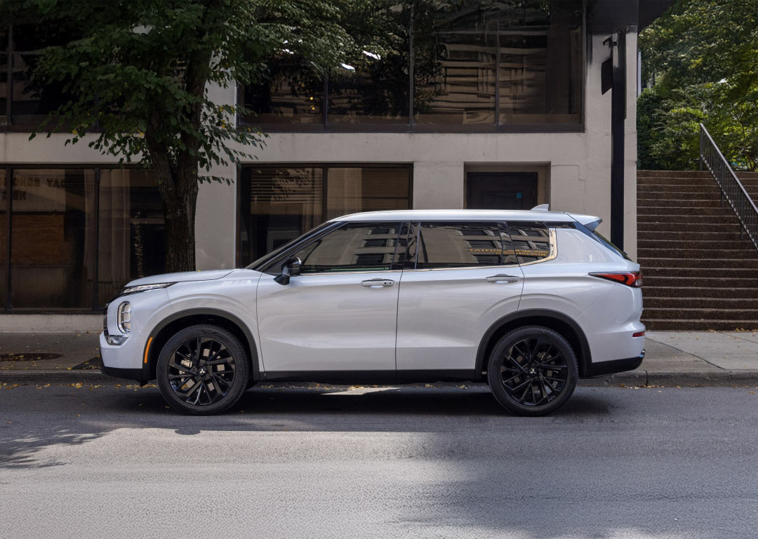 Mitsubishi Outlander 2026 base trim value pick